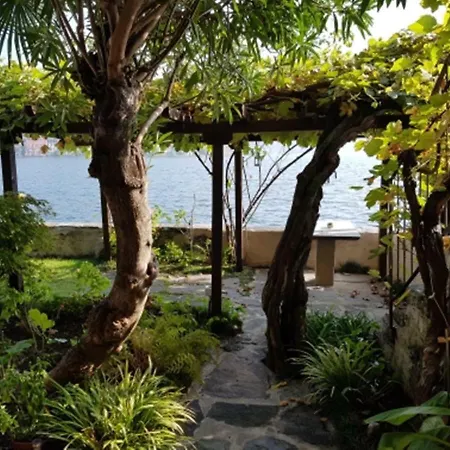 Monziani, Exclusive Island Lakeside Villa *
