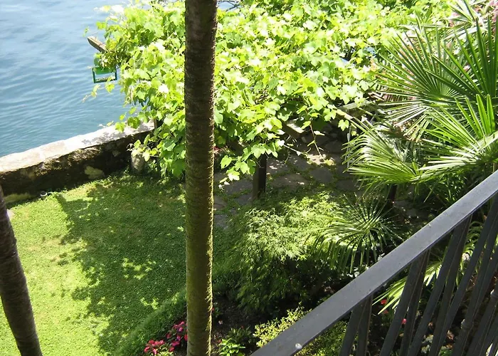 Monziani, Exclusive Island Lakeside Hotell *