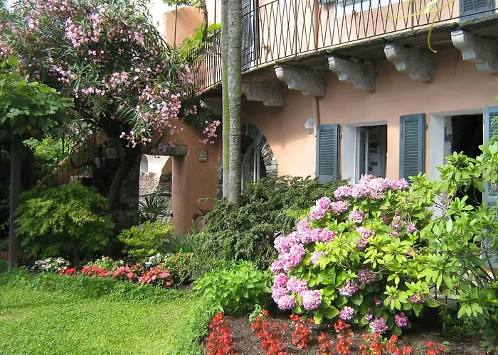 Monziani, Exclusive Island Lakeside Hotell