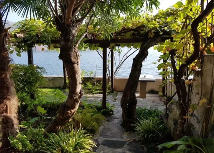 Monziani, Exclusive Island Lakeside Hotell *